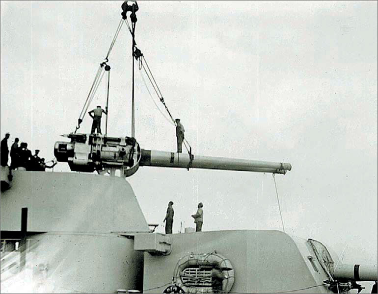 Замена орудий в ходе модернизации крейсера «Апьмиранте Браун» в 1943 г.