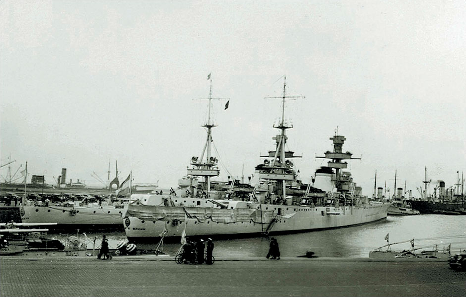 «Almirante Brown» и «Venticinco de Mayo» (на заднем плане) в Пуэрто-Бельграно