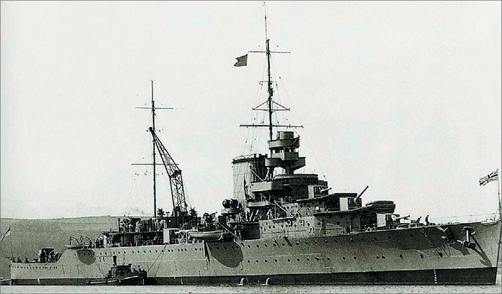 Вверху и внизу: крейсер «Effingham» после модернизации